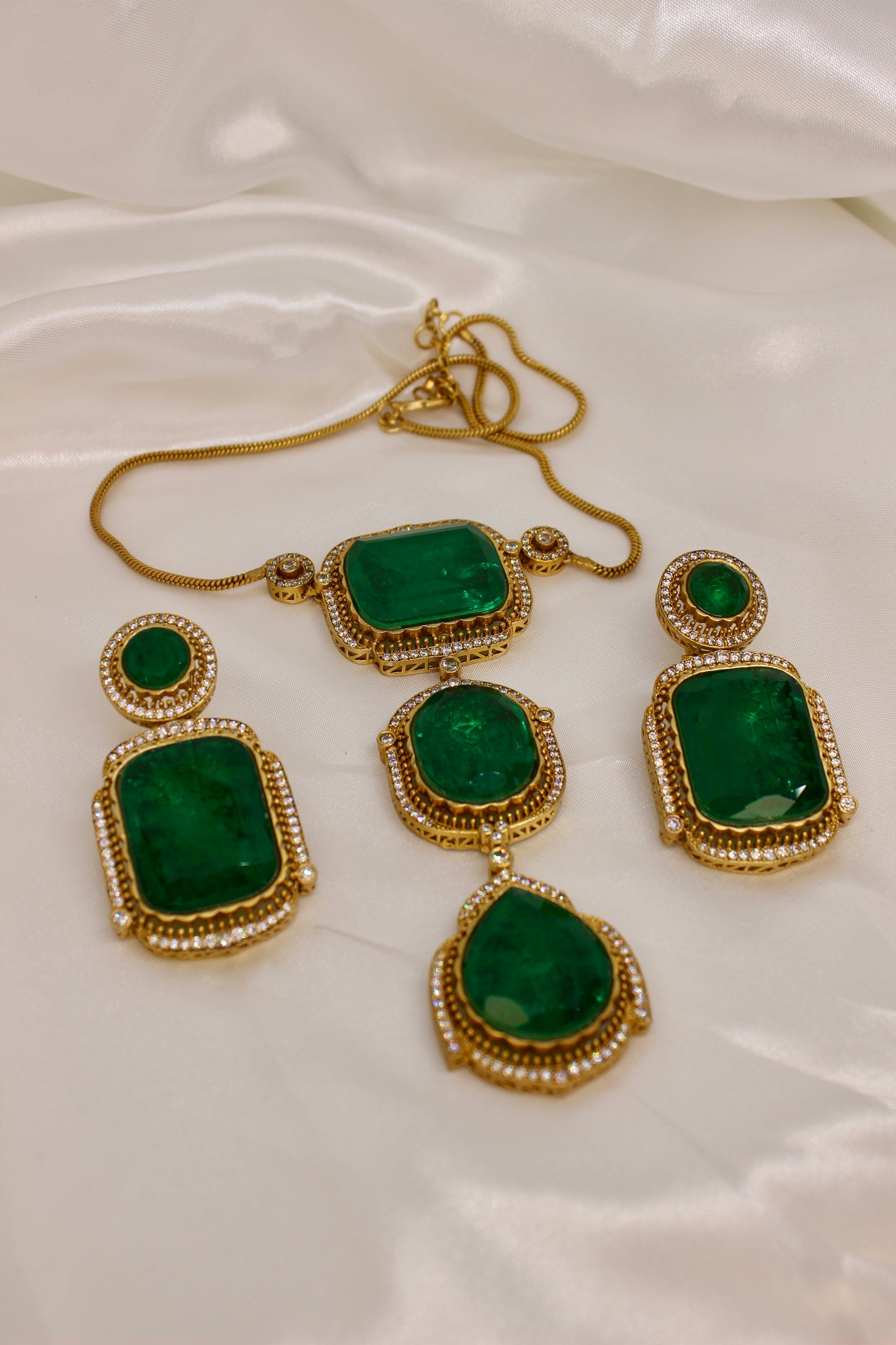 Raveena Necklace Set