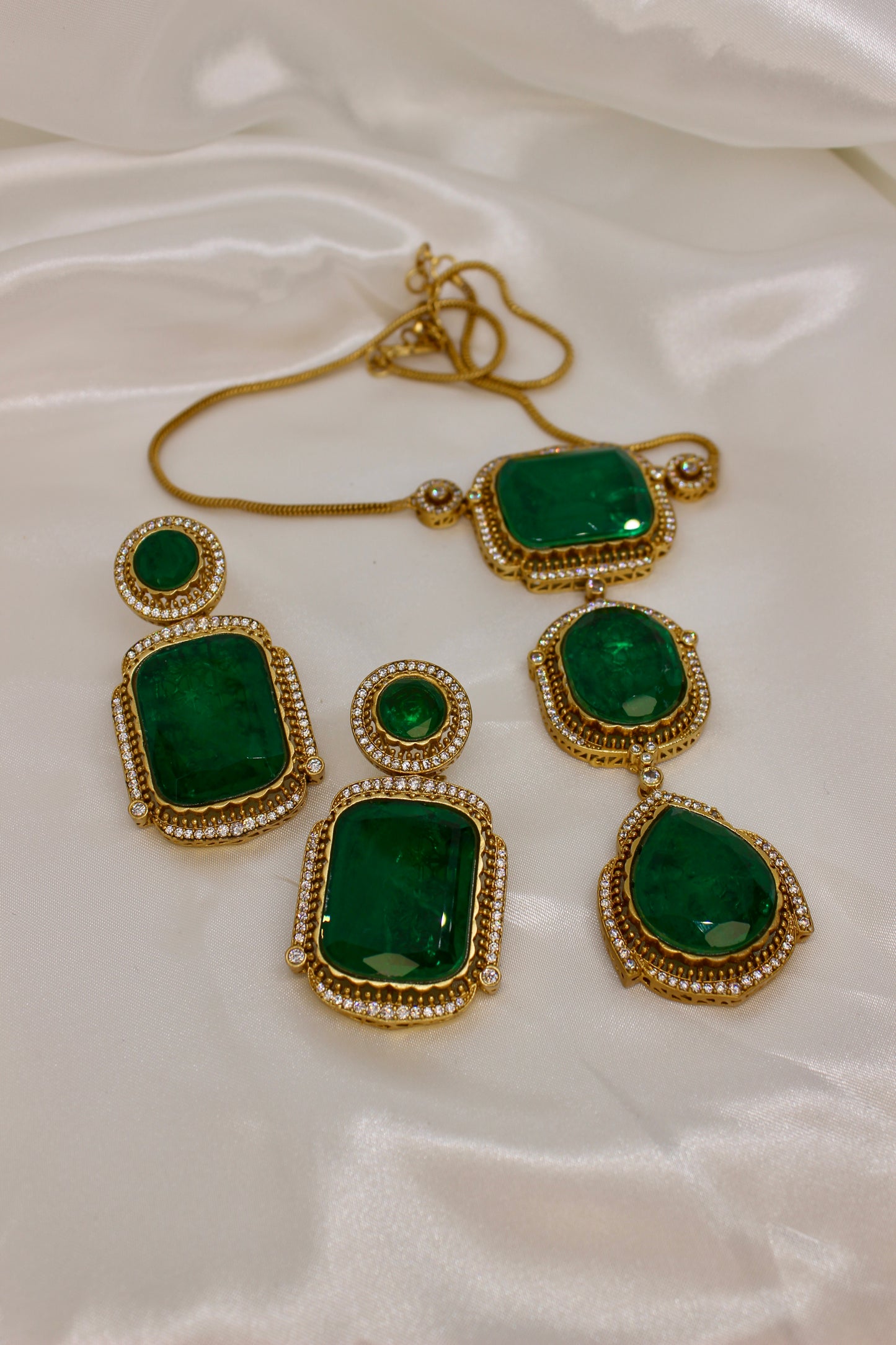 Raveena Necklace Set